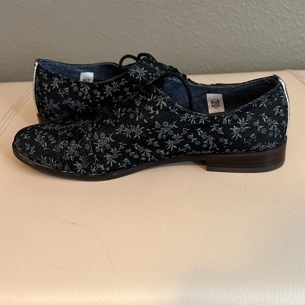 Toms Mocha Brogue Floral Black Oxford Size 7.5